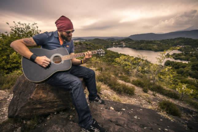 Gitarrist in der Natur
