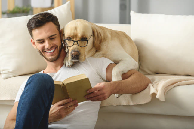 Mann mit Hund auf dem Sofa