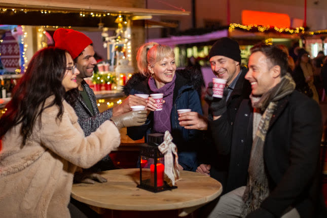 Freunde auf dem Weihnachtsmarkt