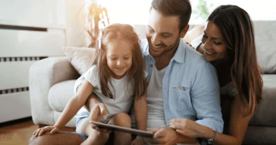 Familie auf dem Sofa