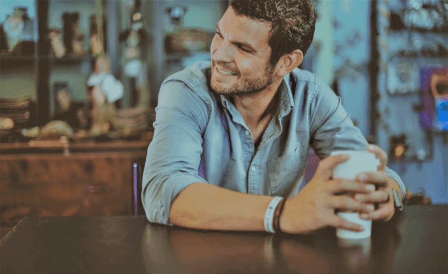 Mann entspannt im Café